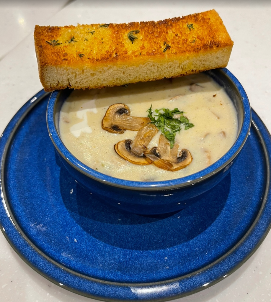 Mushroom soup شوربة الفطر