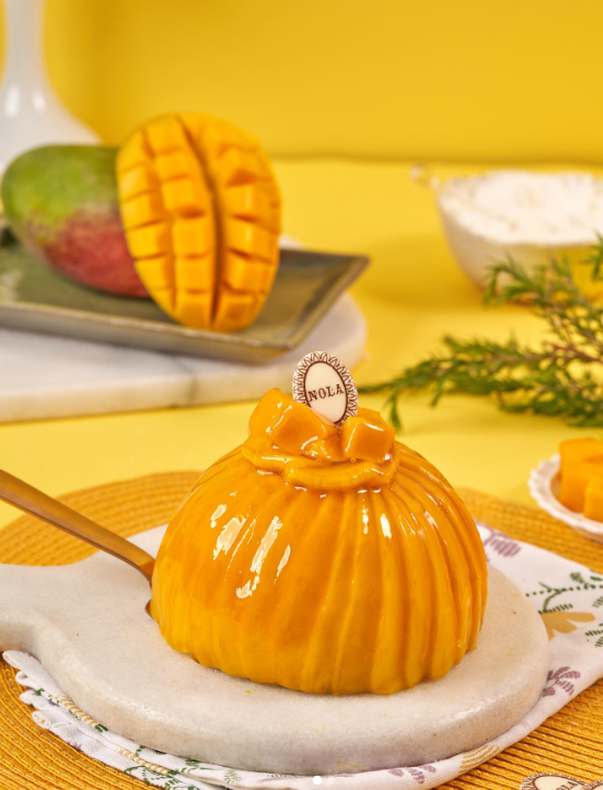 كعكة مانجو بومب من نولا كب كيكس: Mango Desserts In Cairo: 6. Mango Bomb Cake from Nola Cupcakes: