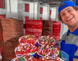 هل تذوقت شاورما الكيك في القاهرة؟ استعد لصدمة لذيذة!