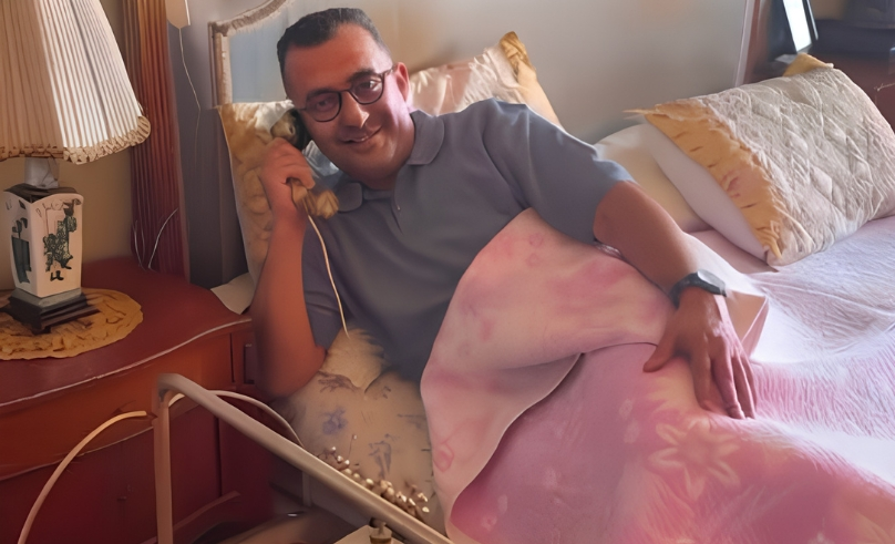 Kuwaiti visitor shared photos of himself posing on Abdel Halim Hafez’s bed